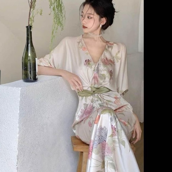 Beautiful Dress - Picture 2 of 9